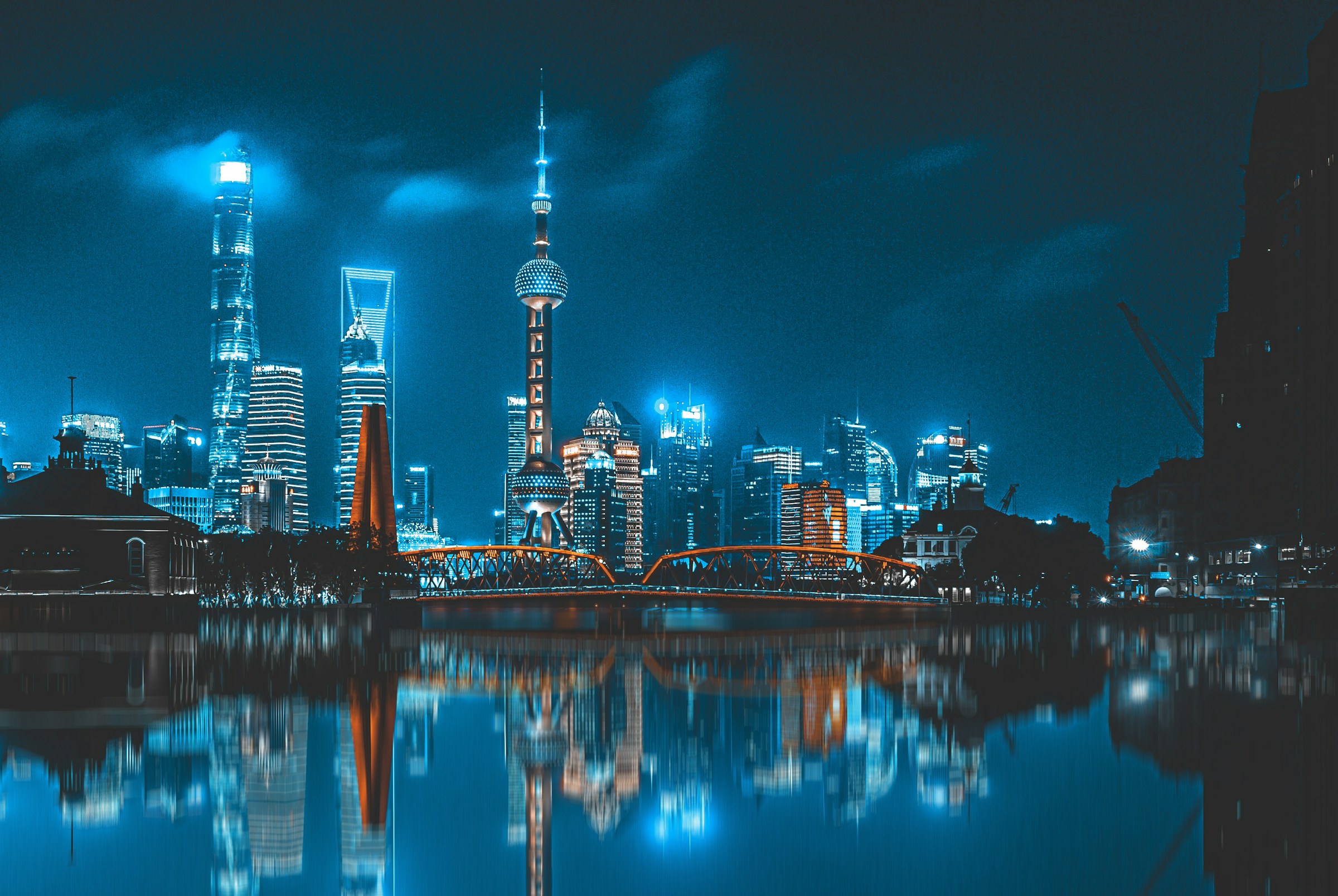 夜幕下的城市天际线与水面倒影